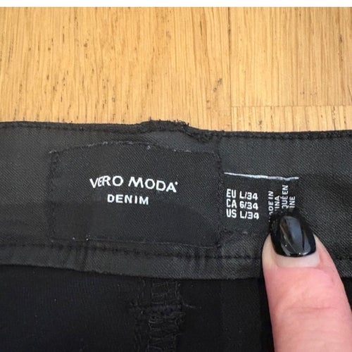 Vero moda Svarta byxor fejkskinnbyxor