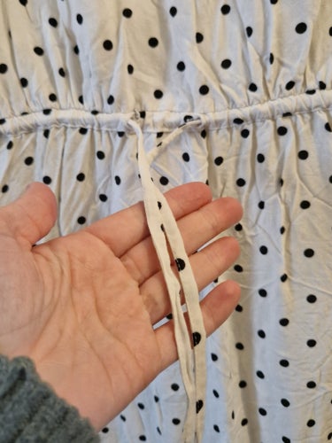 H&M vit, svartprickig klänning, stl. 40 (Passar från S)