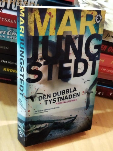 Den dubbla tystnaden - Mari Jungstedts. bok, pocket. very fine plus