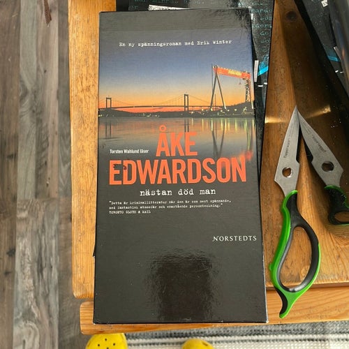 Nästan död man av Åke Edwardson, Okänt publiceringsår