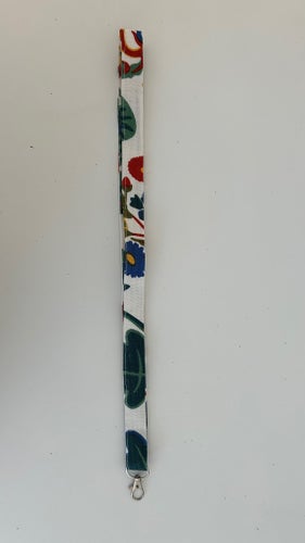 NYCKELBAND I TYG FRÅN SVENSKT TENN, MÖNSTER FRÅN JOSEF FRANK / TEXTIL ARALIA