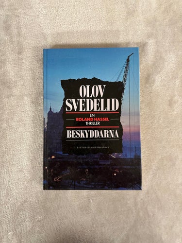 Olov Svedelid – Beskyddarna | Inbunden | Roland Hassel-thriller