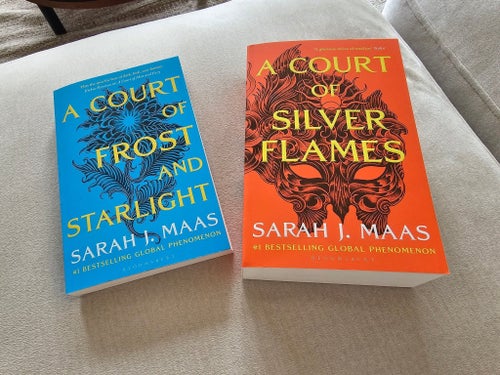 2 sist utkomna böckerna i A Court of Mist and Fury serien av Sarah J. Maas,