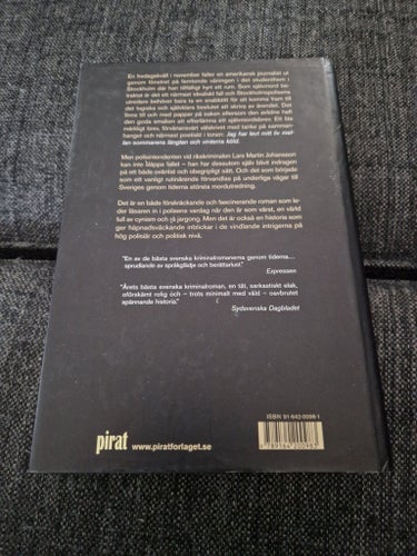 Mellan sommarens längtan och vinterns köld av Leif GW Persson, 2002