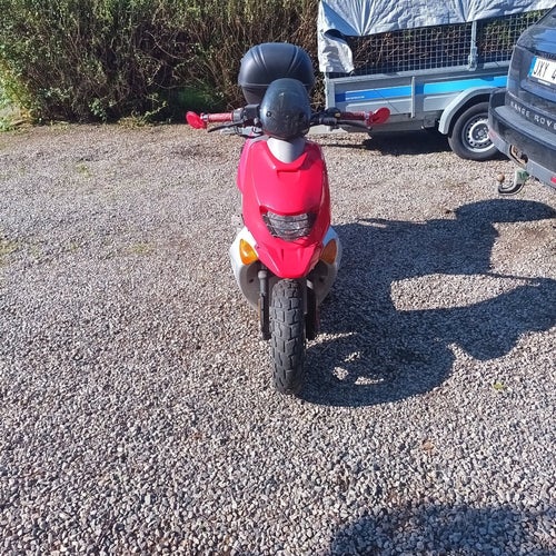 Hyosung SF50R Den röda på bilderna
