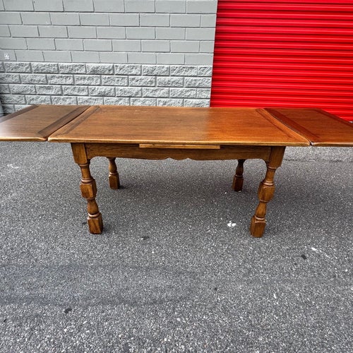 Gediget utdragbart ekbord – 244 cm – 2 iläggsskivor – svarvade ben