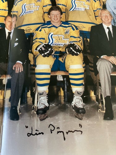 ÄKTA AUTOGRAFER AV ULF "LILLPRÖJSAN" NILSSON I BOKEN Tre Kronor genom tiderna