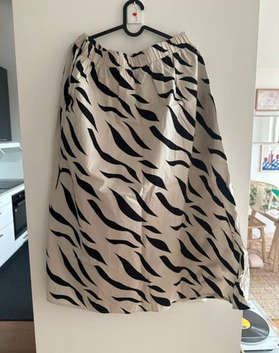 STOCKH LM STUDIO svart, beige kjol, storlek M