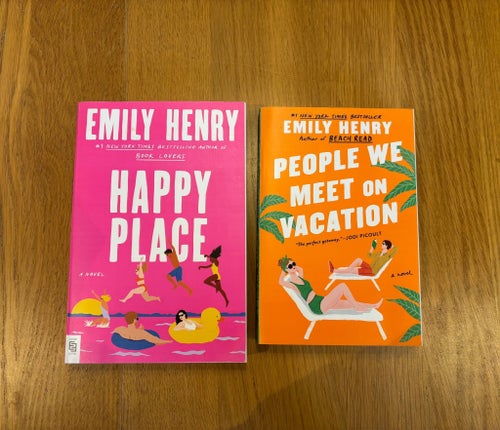Happy place och People we meet on vacation av Emily Henry