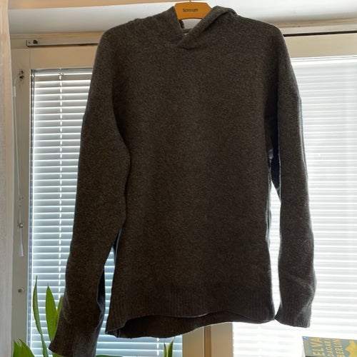 COS mörkgrå huvtröja