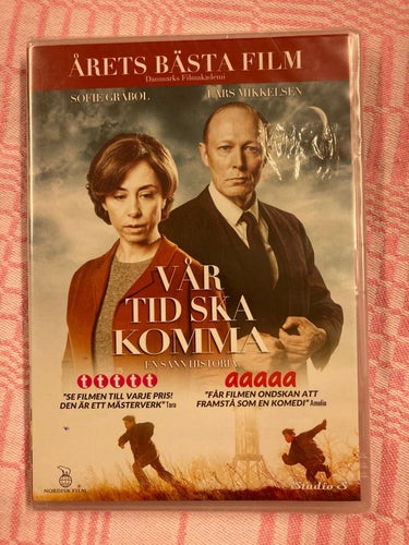 VÅR TID SKALL KOMMA - LARS MIKKELSEN - STUDIO S - NY INPLASTAD DVD - SAMFRAKTAR