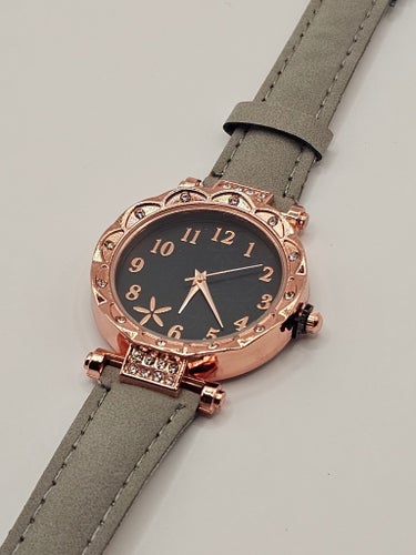 Elegant Damklocka med Grått Armband