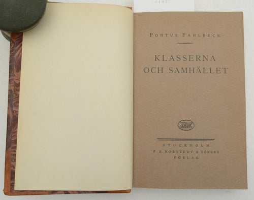 Klasserna och samhället : en historisk-sociologisk studie över klassväsendets up
