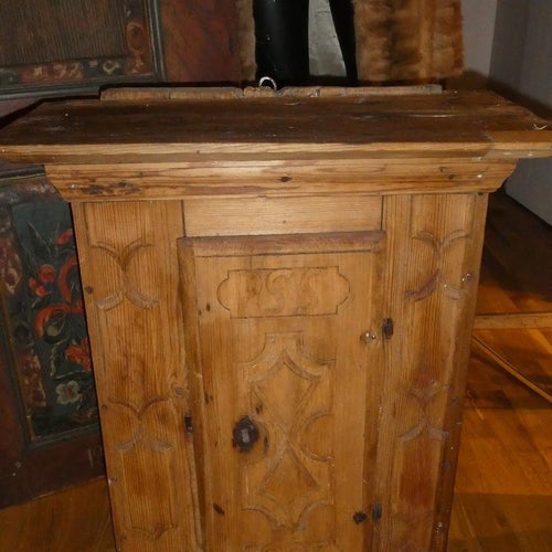 Antikt Väggskåp, 1800-tals Möbel.