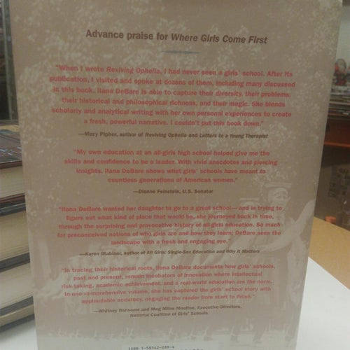 Where Girls Come First av Ilana DeBare. bok, inbunden Fine