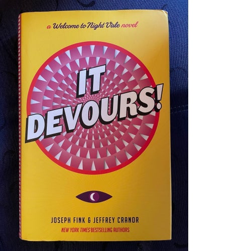 Köp nu! - Welcome to Night Vale: It Devours! av Fink o Cranor (eng bok)
