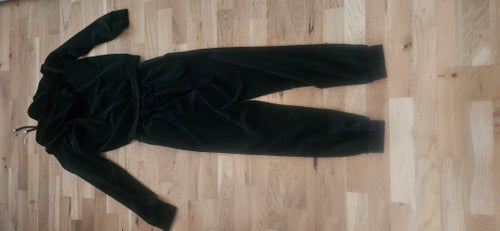 Svart Velsatino Set - Hoodie och Byxor - Storlek S