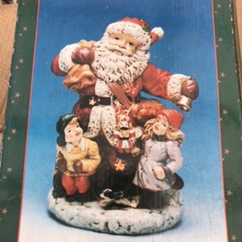 Julfigur med jultomte och barn