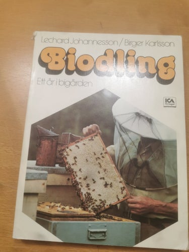 Biodling: Ett år i bigården av Lechard Johannesson och Birger Karlsson