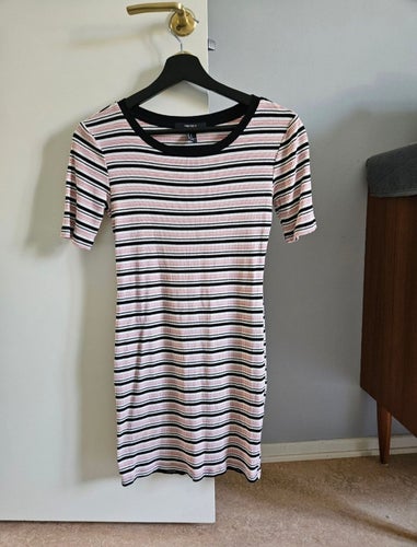 Forever 21 ribbad sommarklänning i rosa, svart och vitt, storlek S
