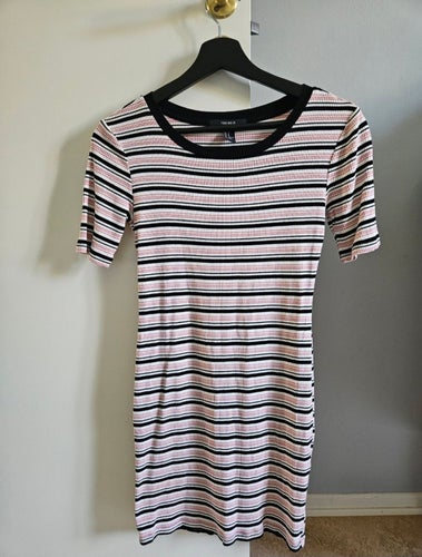 Forever 21 ribbad sommarklänning i rosa, svart och vitt, storlek S