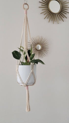 Yarn Blossoms | The Sprout – Blush | Handgjord Makraméampel Natur & Rosa
