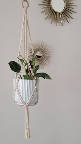 Yarn Blossoms | The Sprout – Blush | Handgjord Makraméampel Natur & Rosa