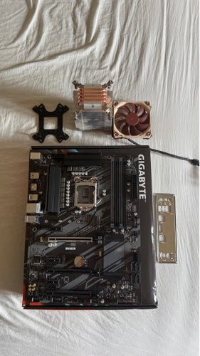 GIGABYTE Z390 UD V2 Moderkort med CPU-kylare och fläkt