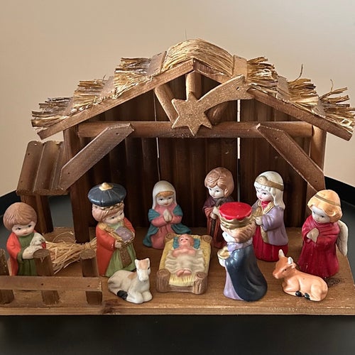 Julkrubba med söta barnfigurer