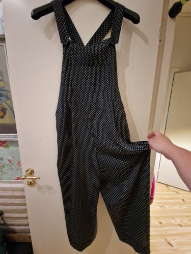 H&M mörkblå jumpsuit, storlek 42