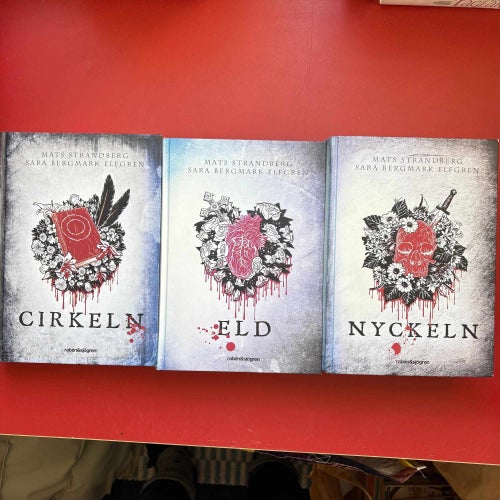 ENGELSFORSTRILOGIN Cirkeln, Eld, Nyckeln Mats Strandberg Sara Bergmark Elfgren