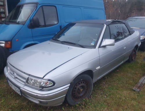 Opel Astra Cabriolet 1.6 silver med svart Cabriolet. Körklar obesiktad.