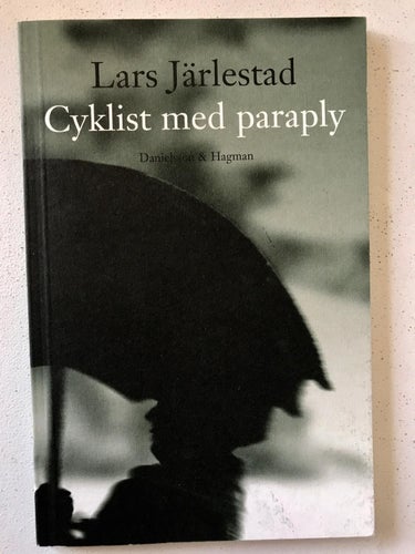 CYKLIST MED PARAPLY Lars Järlestad 2004
