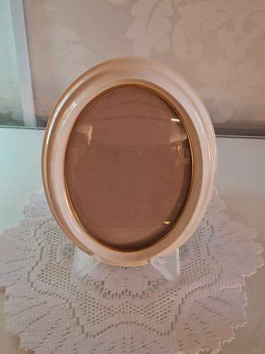 Vintageram i cremevit färg med gulddetaljer