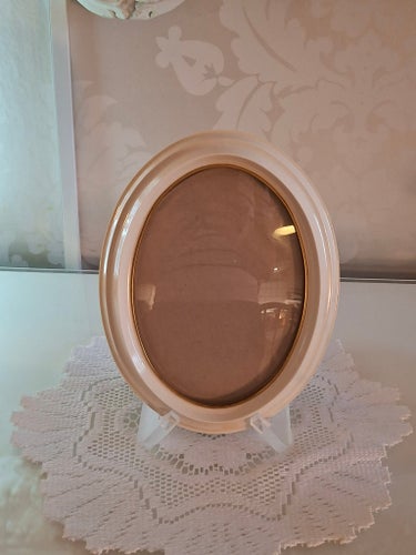Vintageram i cremevit färg med gulddetaljer