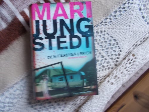 EN INBUNDEN BOK MARI JUNG STEDT DEN FARLIGA LEKEN