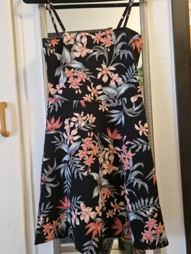 H&M svart mönstrad klänning, stl. 36