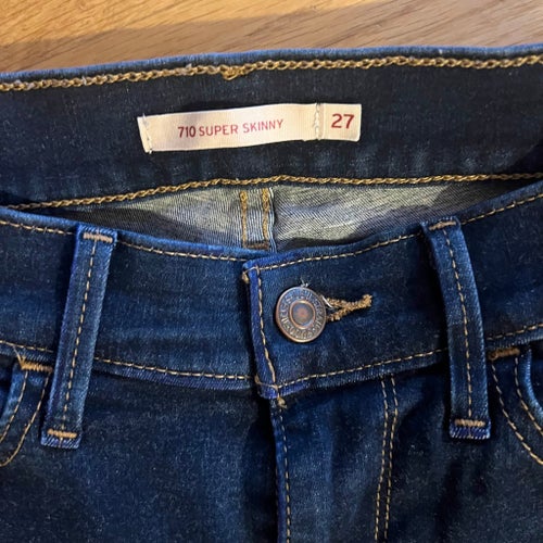 Blåa Levis 710 Super skinny strl 27”/30”