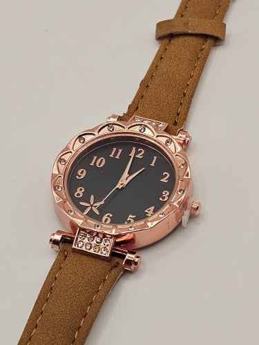 Elegant Damklocka med Brun Armband