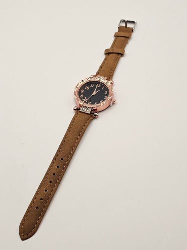 Elegant Damklocka med Brun Armband