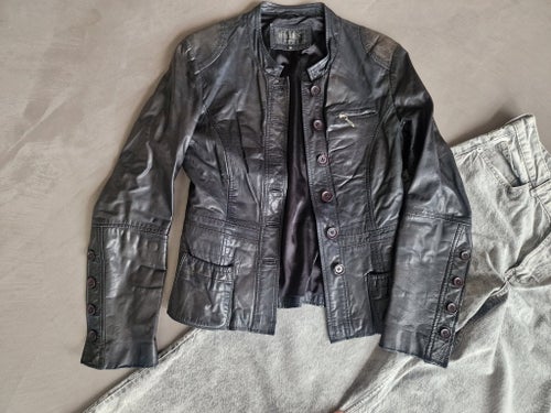 Svart skinnjacka Hollies och grå vida jeans!