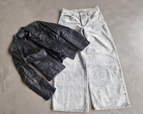 Svart skinnjacka Hollies och grå vida jeans!