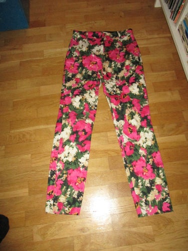 H&M, rosa blommiga byxor, storlek 36