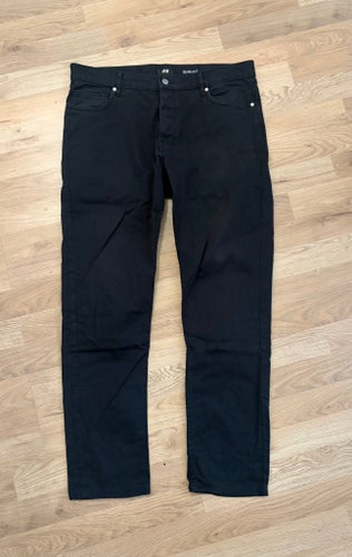 H&M svarta jeans / byxor slim fit i storlek 32