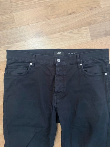 H&M svarta jeans / byxor slim fit i storlek 32