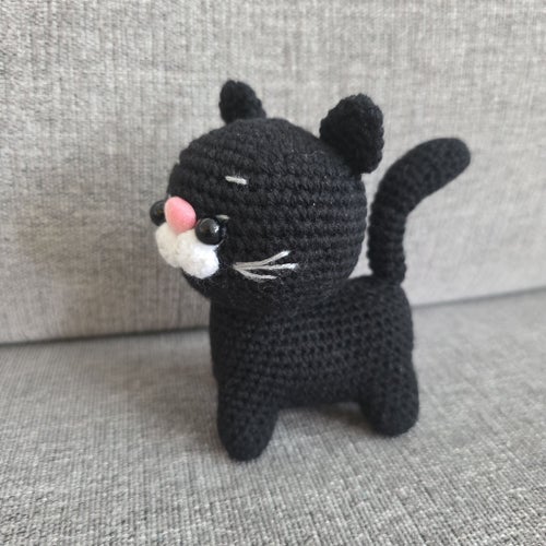 Virkad svart katt
