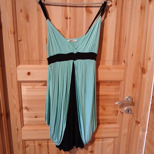 Gina Tricot grönsvart klänning, storlek M