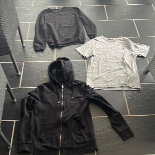 Paket med luvtröja, t-shirt och tröja