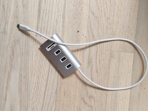 USB-C Hub med 3x USB-A och kortläsare