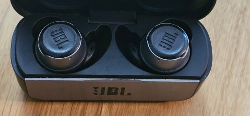 JBL Reflect Flow trådlösa hörlurar defekta rservdelar läs texten
